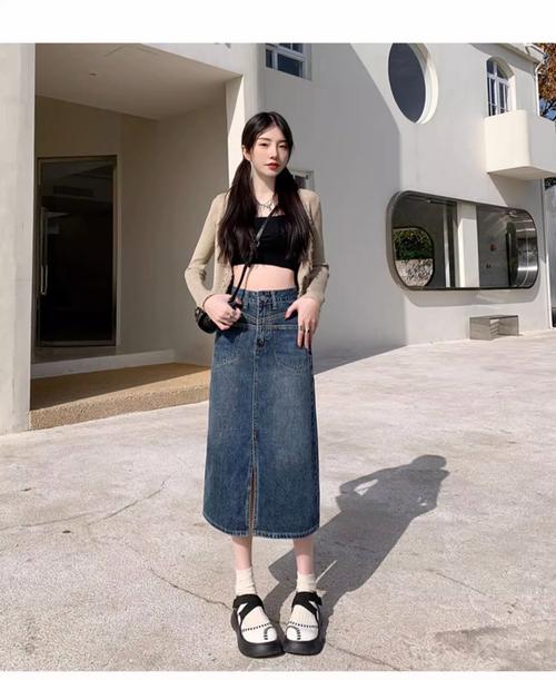 前面开叉的裙子怎么搭配_优雅上衣配开叉裙,颜色撞色或和谐,高跟鞋增气场或平底鞋休闲,简约配饰提精致,自信姿态是关键 前面开叉的裙子怎么搭配_优雅上衣配开叉裙,颜色撞色或和谐,高跟鞋增气场或平底鞋休闲,简约配饰提精致,自信姿态是关键