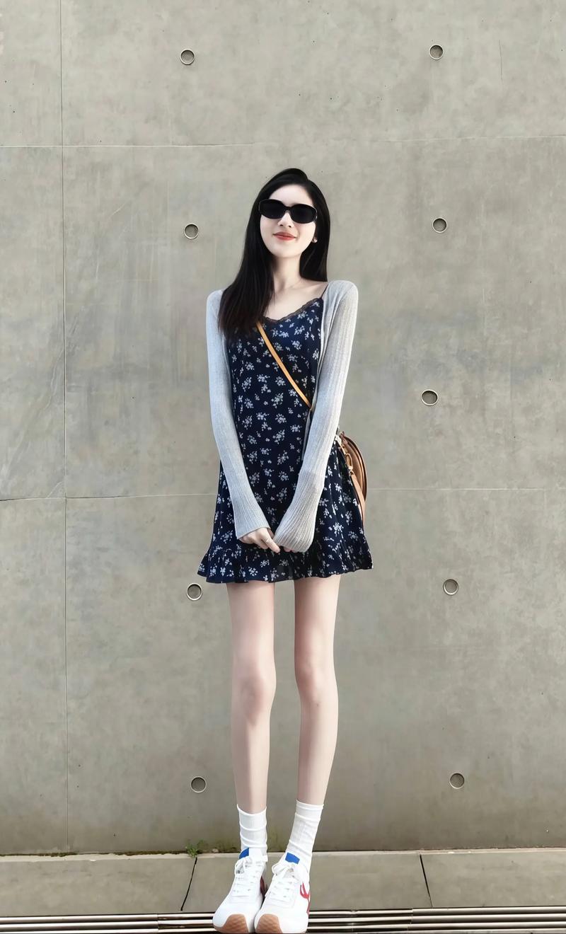 七夕短裙穿搭技巧_真丝碎花吊带裙，女友七夕约会穿搭