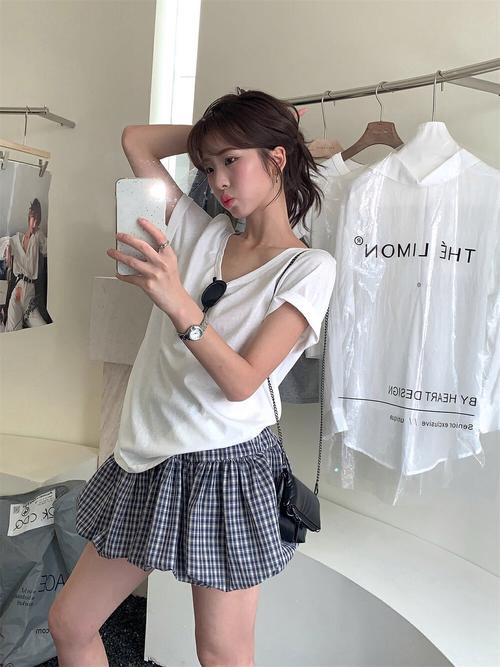 花苞短裙配什么上衣外套_花苞裙配毛衣大衣，秋冬显瘦又时尚