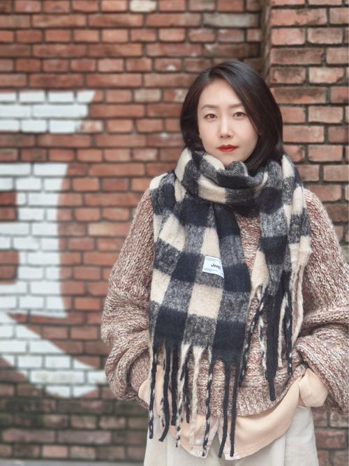 港风秋天七分裤配围巾穿搭_港风绿风衣搭七分裤围巾，知性又显高！