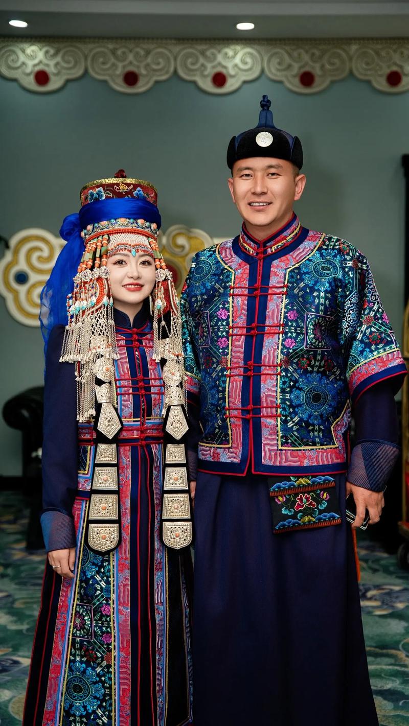 鄂尔多斯婚礼蒙古袍款式_男女款设计及现代演绎