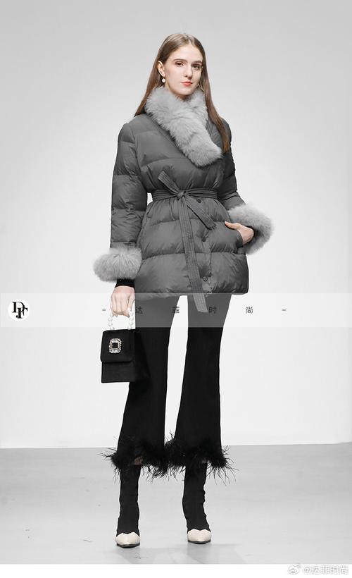 亮灰色羽绒服怎么搭配_亮灰羽绒服搭配指南,穿出高级感! 亮灰色羽绒服怎么搭配_亮灰羽绒服搭配指南,穿出高级感!
