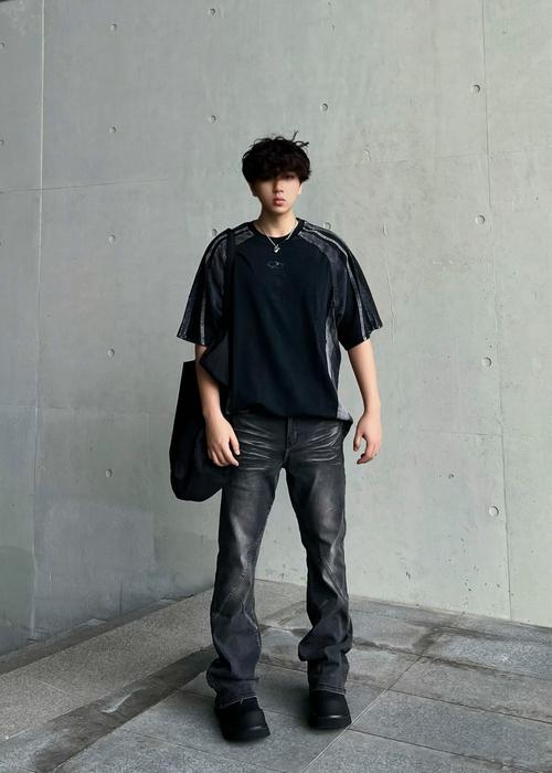 上黑下灰搭配好看吗男_黑上衣配灰裤子怎么样? 上黑下灰搭配好看吗男_黑上衣配灰裤子怎么样?