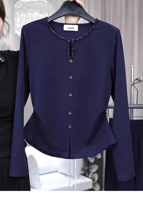 铜矿蓝上衣适合多大年龄_蓝色上衣怎么搭？各年龄段肤色搭配技巧