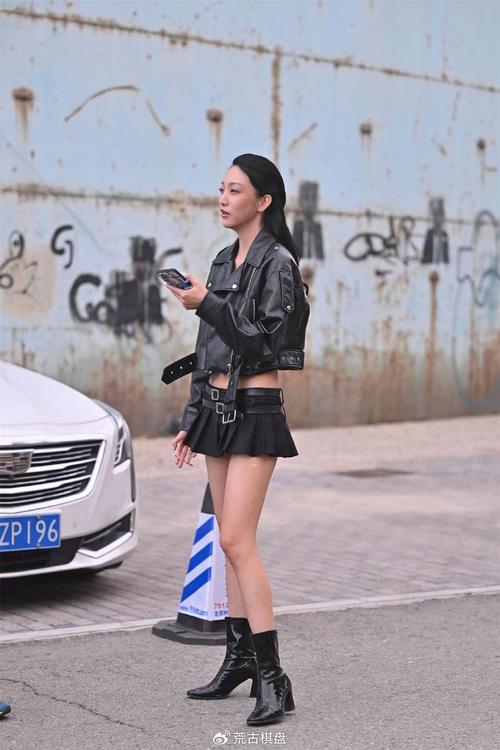 小皮衣配超短裙_长款皮衣配短裙，性感显瘦又甜酷！