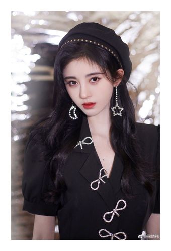 皮质黑色贝雷帽搭配什么衣服_秋冬百搭时尚帽,提升穿搭层次感 皮质黑色贝雷帽搭配什么衣服_秋冬百搭时尚帽,提升穿搭层次感