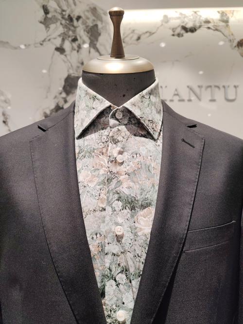 花衬衫配西装外套_春日印花衫，衬衫裤搭或内搭西装都好看