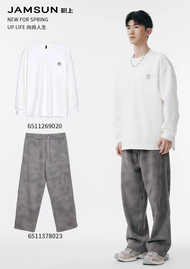 下灰色裤子配杏色上衣_杏色上衣配灰色裤子，时尚百搭！