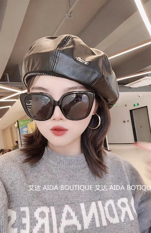 皮质贝雷帽搭配什么衣服_黑色百搭贝雷帽，浅咖温柔，姜黄亮眼，米白精致