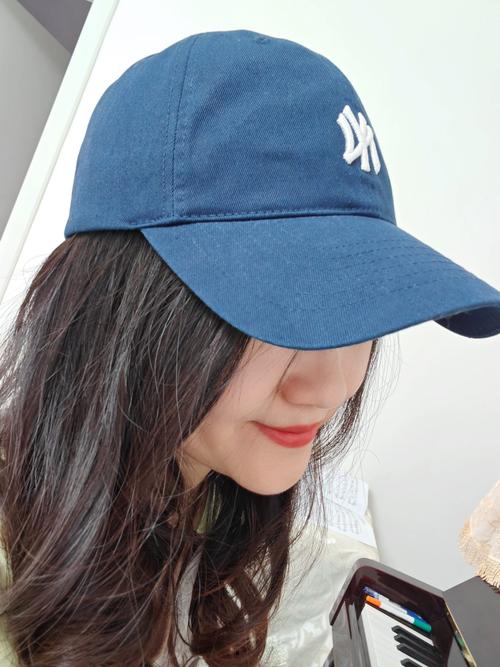 戴藏蓝色棒球帽搭配什么衣服_百搭实穿，冬季时尚好搭档
