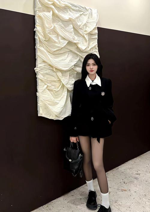 黑透肤袜子配什么衣服好看_朦胧质感,时尚百搭 黑透肤袜子配什么衣服好看_朦胧质感,时尚百搭