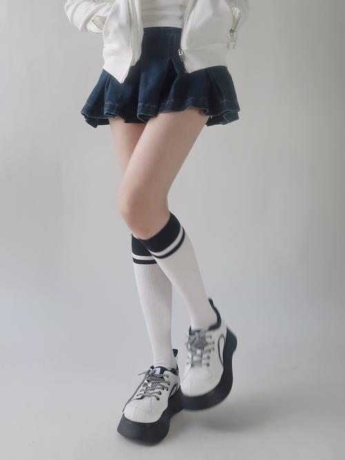 十一岁穿校服配白袜穿运动鞋_遵守规范显个性 十一岁穿校服配白袜穿运动鞋_遵守规范显个性