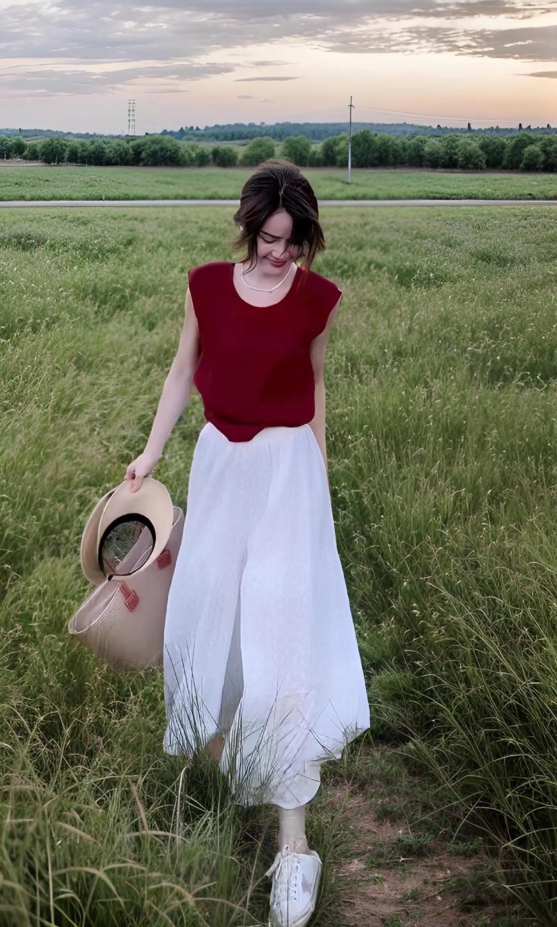 裤裙配什么上衣好看_吊带裙裤搭上衣，显瘦显性感，风格多变！