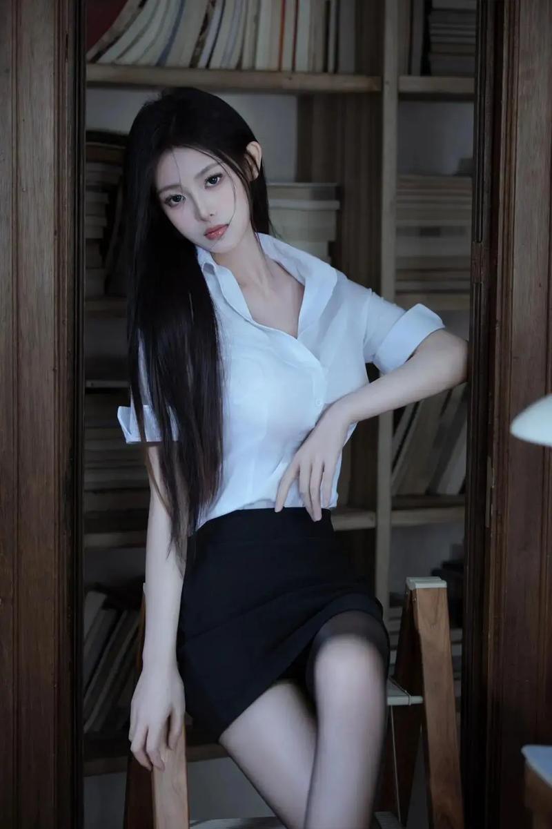 绝美的丝袜与高跟鞋短裙穿搭_黑白灰无袖丝袜方头鞋，舒适时尚显腿长