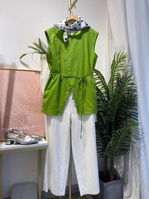 翠绿色亚麻裤子搭配什么上衣_春夏百搭时尚，简约搭配显气质