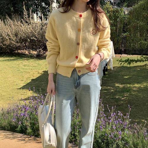 黄毛衣配什么样的外套_白黑灰撞色,显个性又和谐 黄毛衣配什么样的外套_白黑灰撞色,显个性又和谐