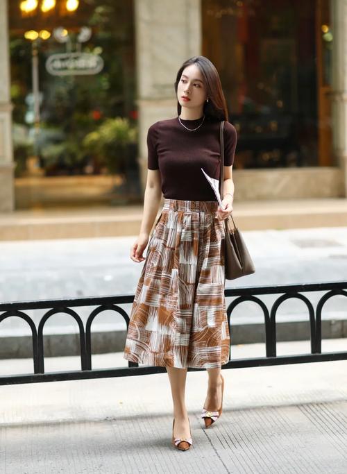 黑针织衫配什么色半身裙_黑上衣配卡其裙，通勤休闲都优雅！