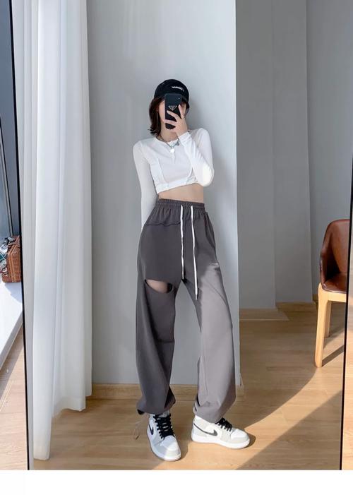 紧腿运动裤搭配什么鞋_板鞋帆布休闲，老爹跑步显个性！