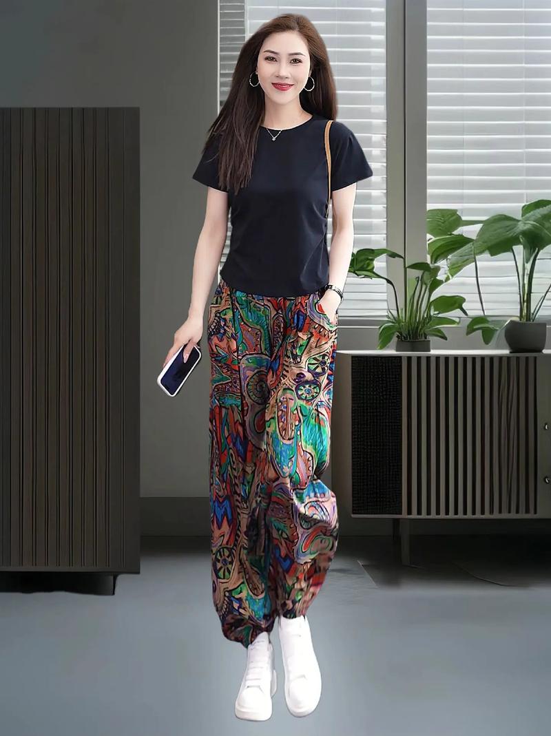 花色上衣搭配什么裤子好看_牛仔裤显高，阔腿裤慵懒，短裙青春，西装裤专业，运动裤舒适