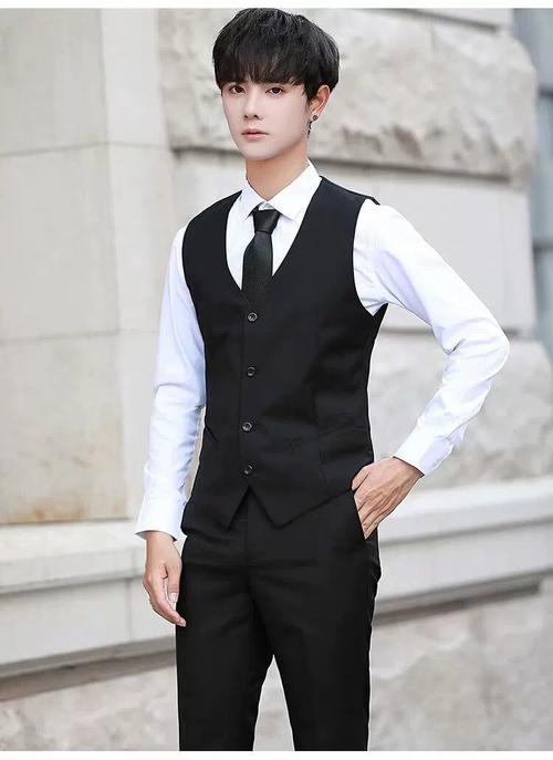 男白西装外套搭配黑色裤子_白色西装配彩色裤，百变风格轻松搭