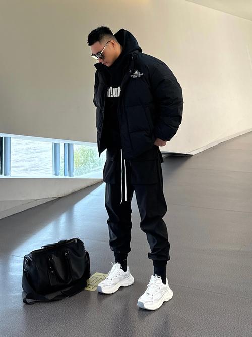 男羽绒服休闲裤该搭配什么鞋子_羽绒服配乐福短靴小白鞋等,各显风格! 男羽绒服休闲裤该搭配什么鞋子_羽绒服配乐福短靴小白鞋等,各显风格!