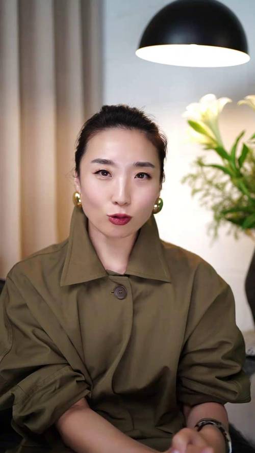 短脖子女生穿衣搭配_避开高领，选V领显高挑