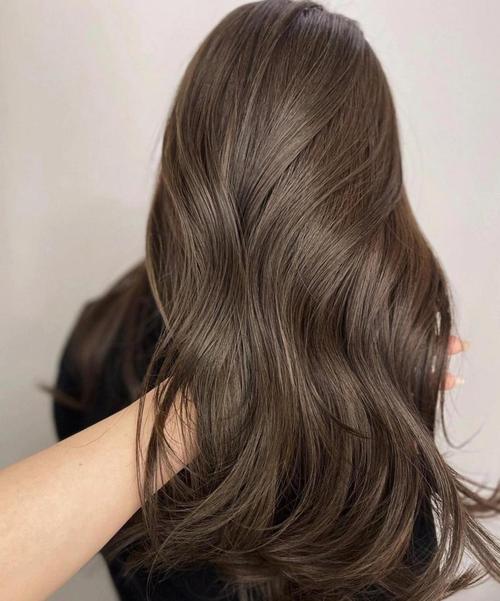 灰褐色头发_低调有内涵,时尚又百搭 灰褐色头发_低调有内涵,时尚又百搭