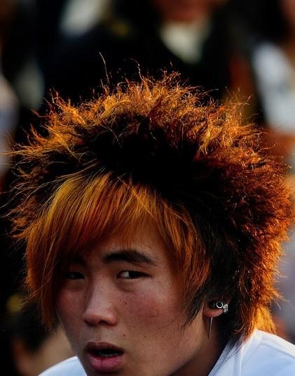 洗剪吹发型持久技巧：正确洗护与吹发步骤