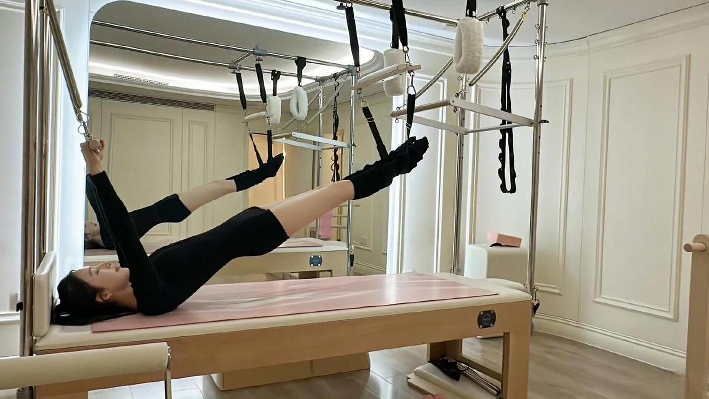 张俪春日健身日常新_张俪120斤臀推显实力，自律身材引点赞！