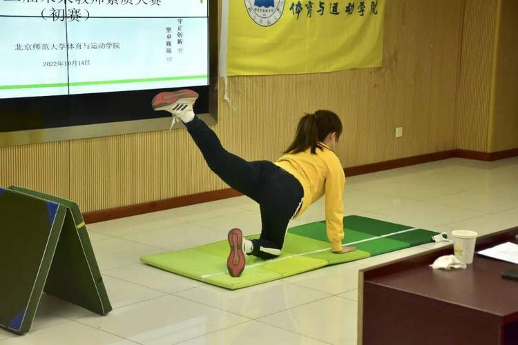 单肩后滚翻动作要领_方向正团身紧，推地有力！