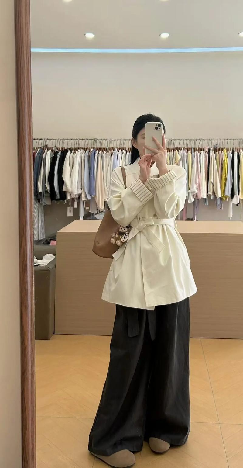 米色风衣适合什么人穿_优雅百搭显气质 米色风衣适合什么人穿_优雅百搭显气质