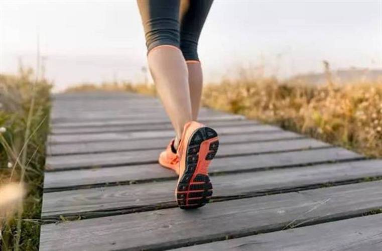 健步走的正确姿势_简单有效，人人皆宜！