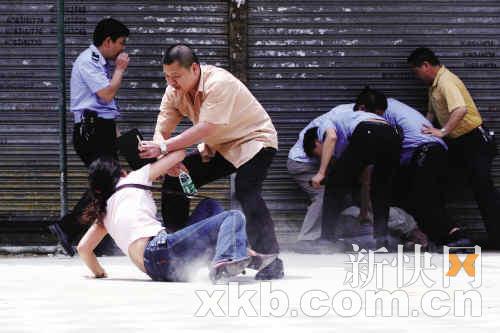 藤田刚用膝盖顶人的动作_精武英雄中狠辣反派，周比利塑造经典