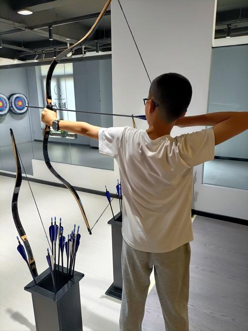 拉弓箭的正确姿势_稳定站姿握弓,均衡发力控呼吸,提升射箭技巧 拉弓箭的正确姿势_稳定站姿握弓,均衡发力控呼吸,提升射箭技巧