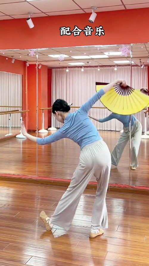 扇子舞8个基本动作_东方韵味与身体律动的完美融合