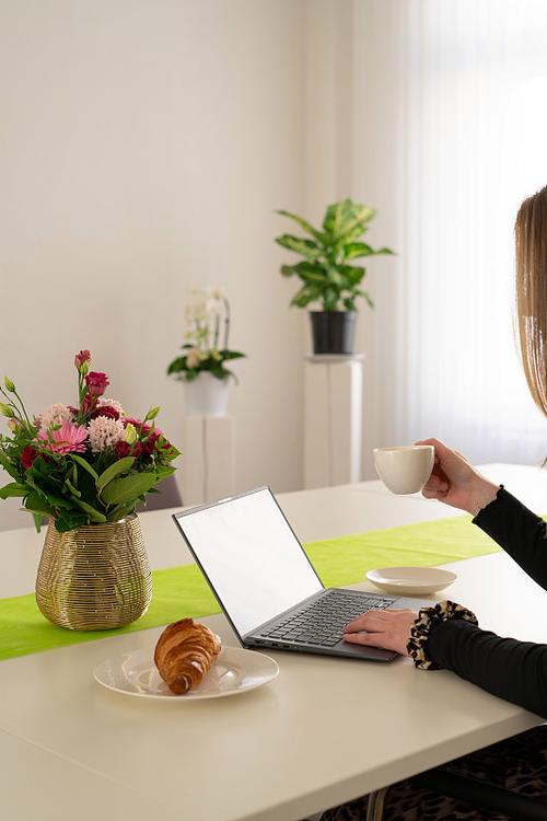 桌边坐着拍照姿势大全_咖啡馆木桌柔光拍照指南 桌边坐着拍照姿势大全_咖啡馆木桌柔光拍照指南