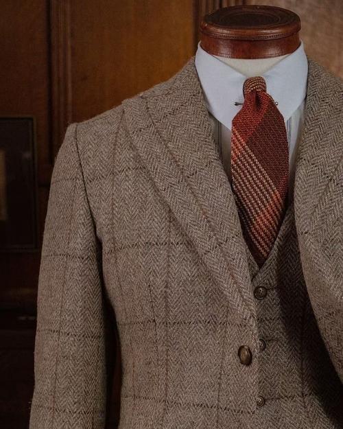 老式西服适合什么样人穿_商务稳重 休闲现代 复古简约选适合 老式西服适合什么样人穿_商务稳重 休闲现代 复古简约选适合