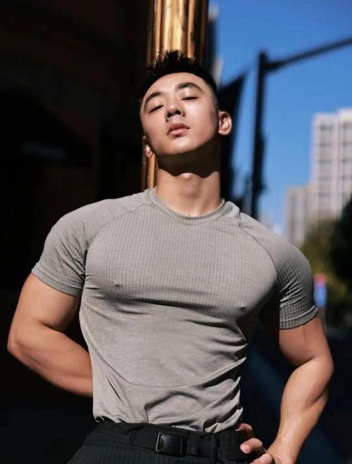 冷白皮肌肉体育生健身_健身界清流，颜值身材双在线