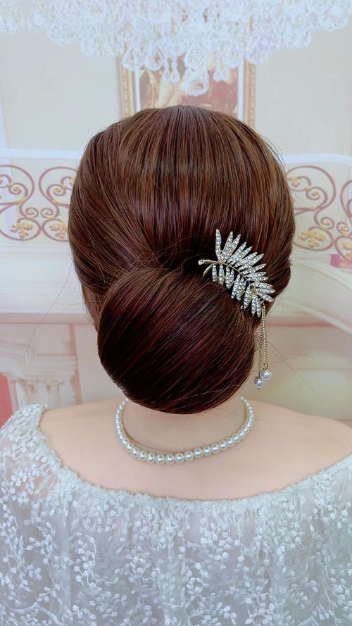 高贵发型_短发锁骨卷，40岁优雅美