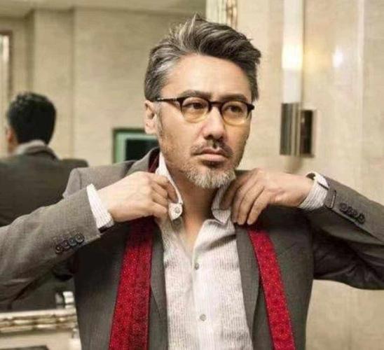 吴秀波头发什么时候白的_岁月压力所致，形象沧桑显心路