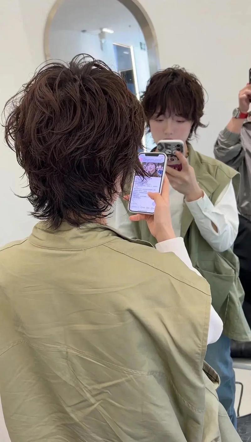 把烫的头发剪短怎么样_烫后剪短发清爽，新发是否卷看原发质