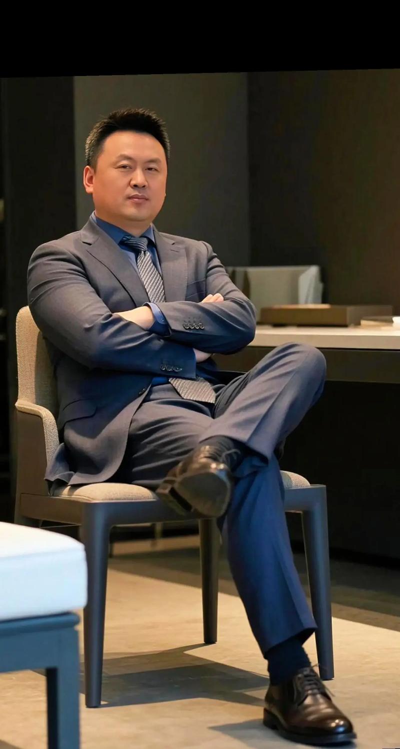 环抱双臂是个什么姿势_紧张不安还是习惯？