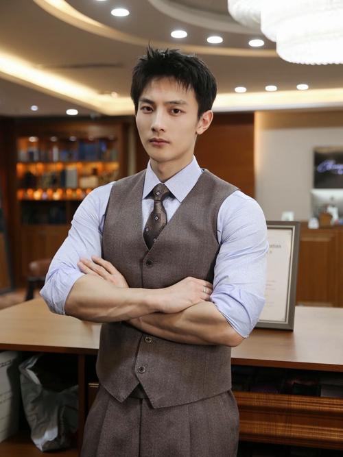 穿正装照片发型不能改_发型简约气质，穿搭大气舒适