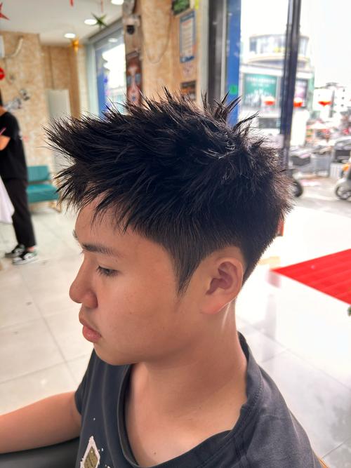 把这张照片发型换成美式前刺_美式前刺发型，帅气不挑脸型