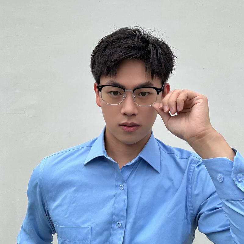 穿正装照片发型不能改_发型简约气质，穿搭大气舒适