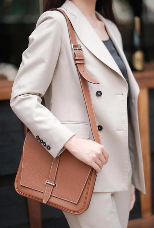 黄种人不适合卡其色吗_卡其色配黄皮？浅色显白显气质！