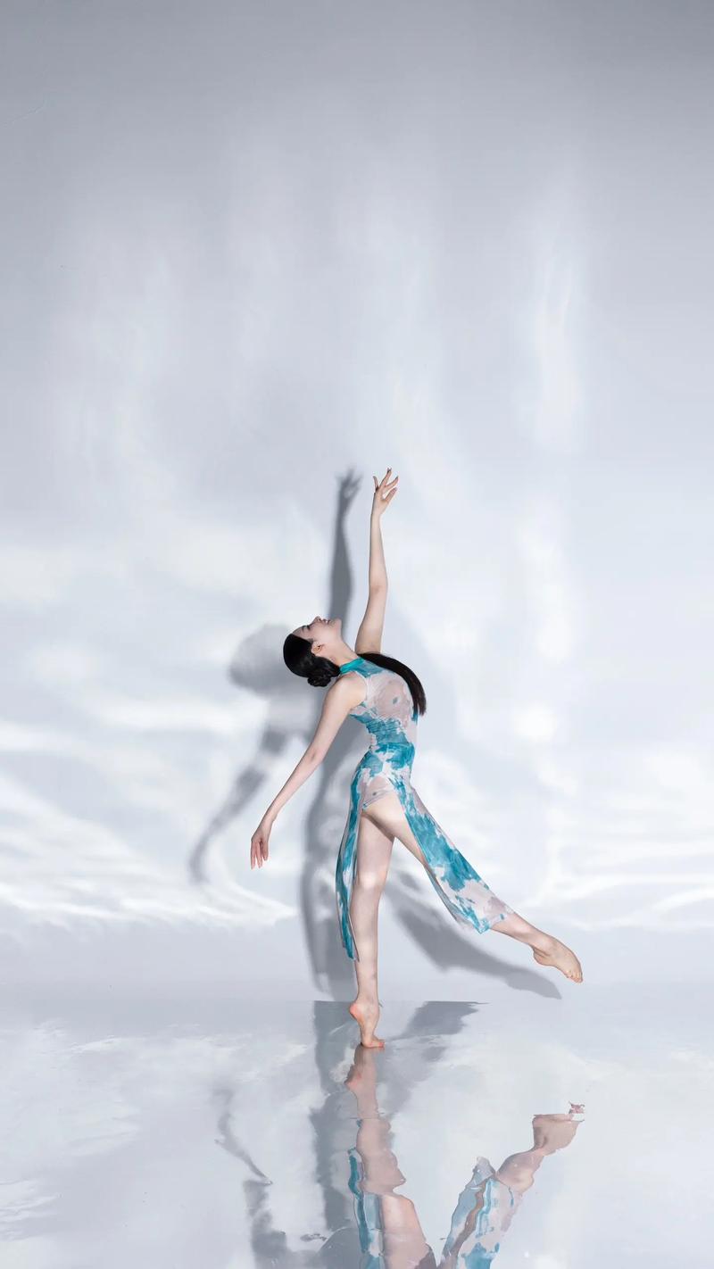 旗袍古典舞有向上劈叉的动作吗_传统韵味与劈叉的碰撞