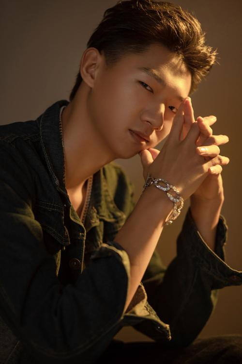 最酷的拍照姿势一个人_一个人拍照上镜姿势,教你更美 最酷的拍照姿势一个人_一个人拍照上镜姿势,教你更美