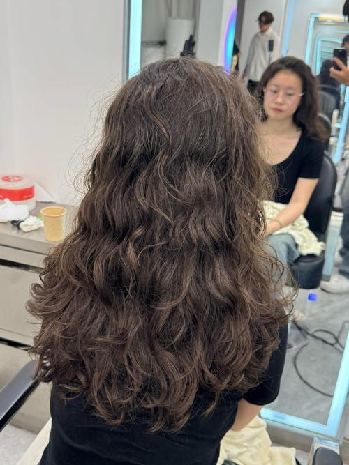 来大姨妈能烫头发吗_经期烫发需谨慎，做好防护减少刺激