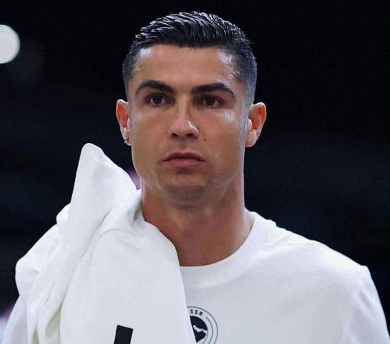 c罗尤文侧脸撩头发照片_意甲德比瞬间引爆热议 c罗尤文侧脸撩头发照片_意甲德比瞬间引爆热议